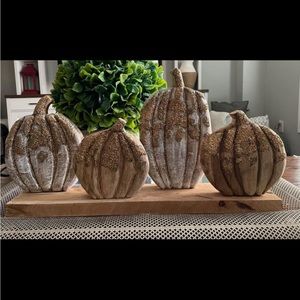 Wooden piece that has 4 pumpkins